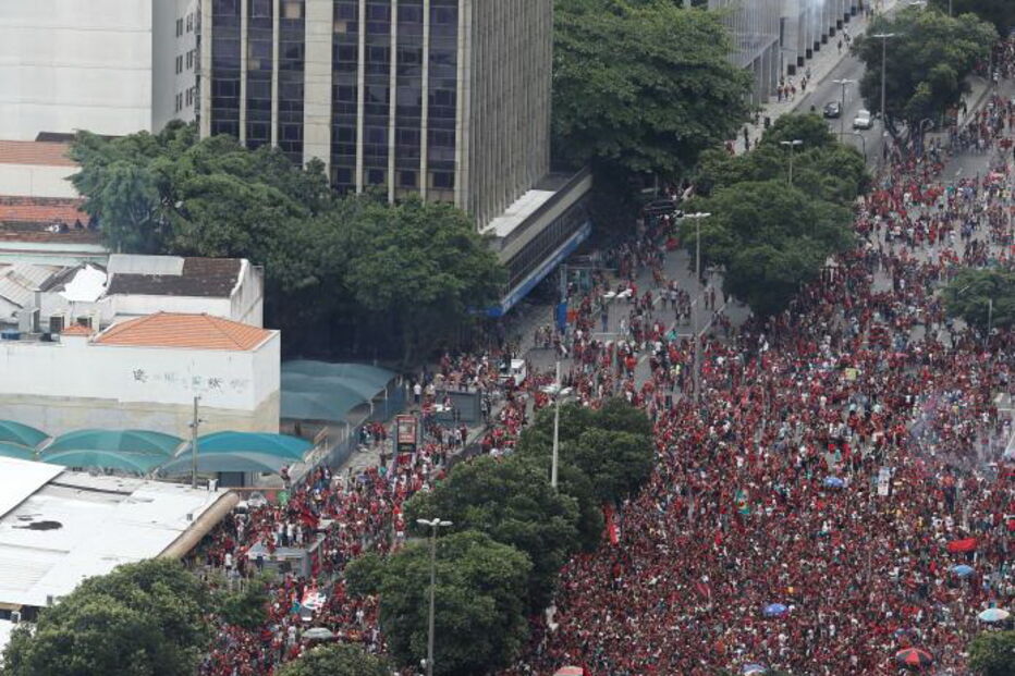 Milhares de adeptos celebram a vitória do Flamengo na Taça Libertadores
