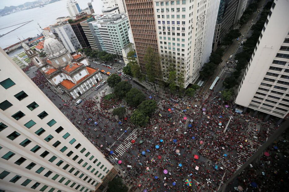 Milhares de adeptos celebram a vitória do Flamengo na Taça Libertadores