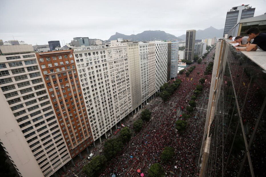 Milhares de adeptos celebram a vitória do Flamengo na Taça Libertadores