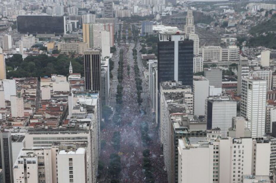 Milhares de adeptos celebram a vitória do Flamengo na Taça Libertadores