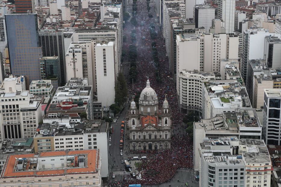 Milhares de adeptos celebram a vitória do Flamengo na Taça Libertadores
