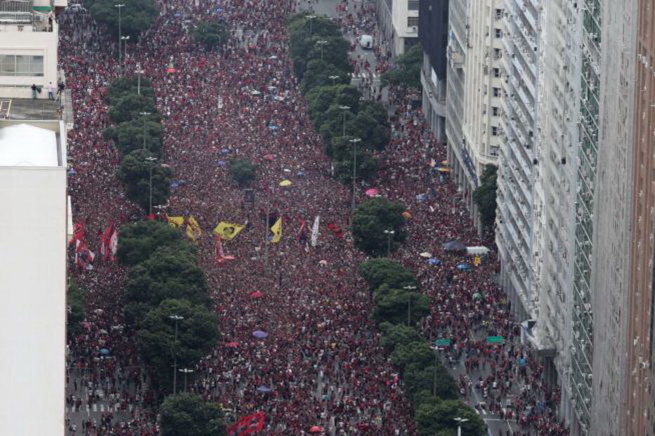 Milhares de adeptos celebram a vitória do Flamengo na Taça Libertadores
