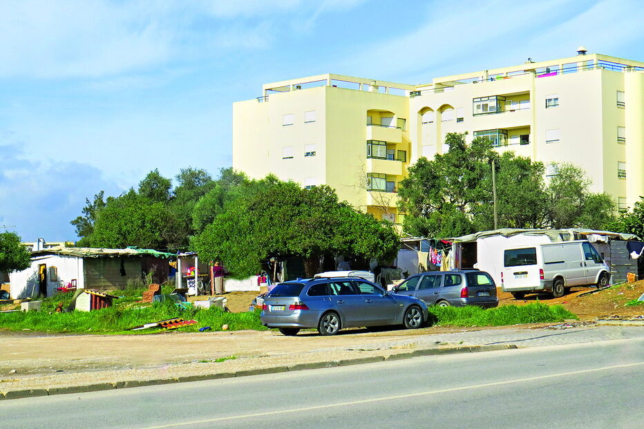 Aglomerado de barracas fica localizado junto ao Mercado de Portimão 