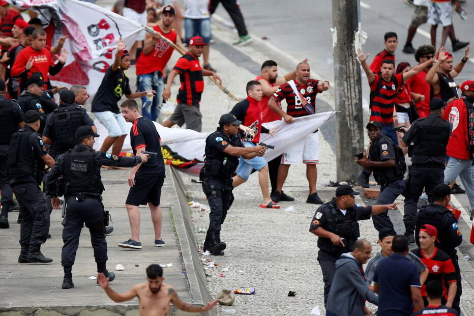 Confrontos entre polícia e adeptos acabam com festejos do Flamengo