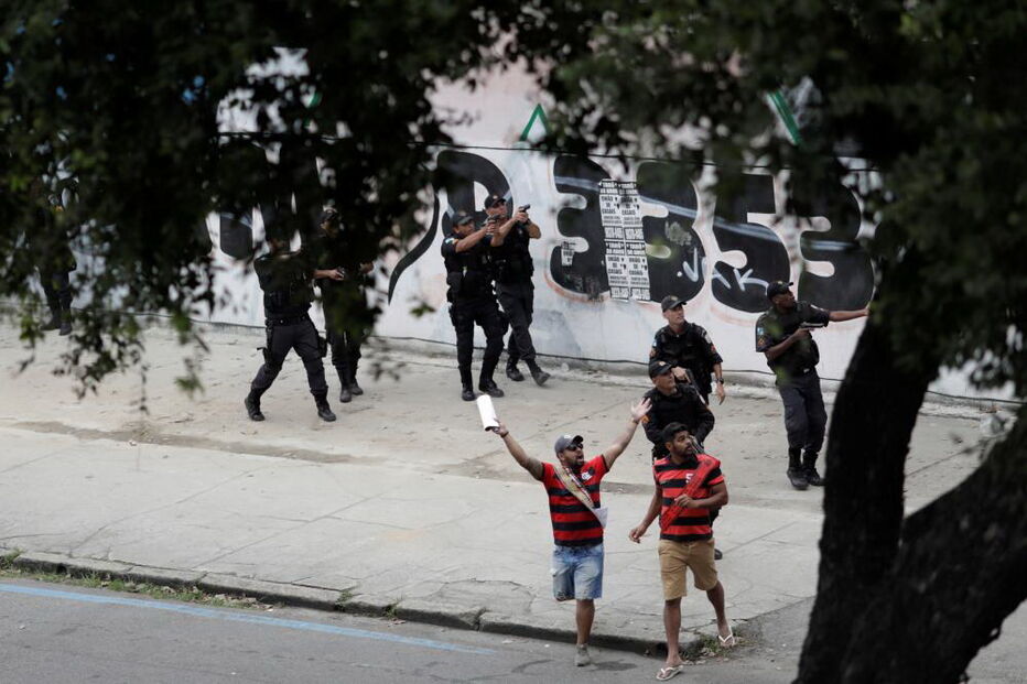 Confrontos entre polícia e adeptos acabam com festejos do Flamengo
