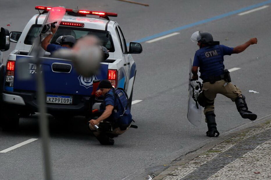 Confrontos entre polícia e adeptos acabam com festejos do Flamengo