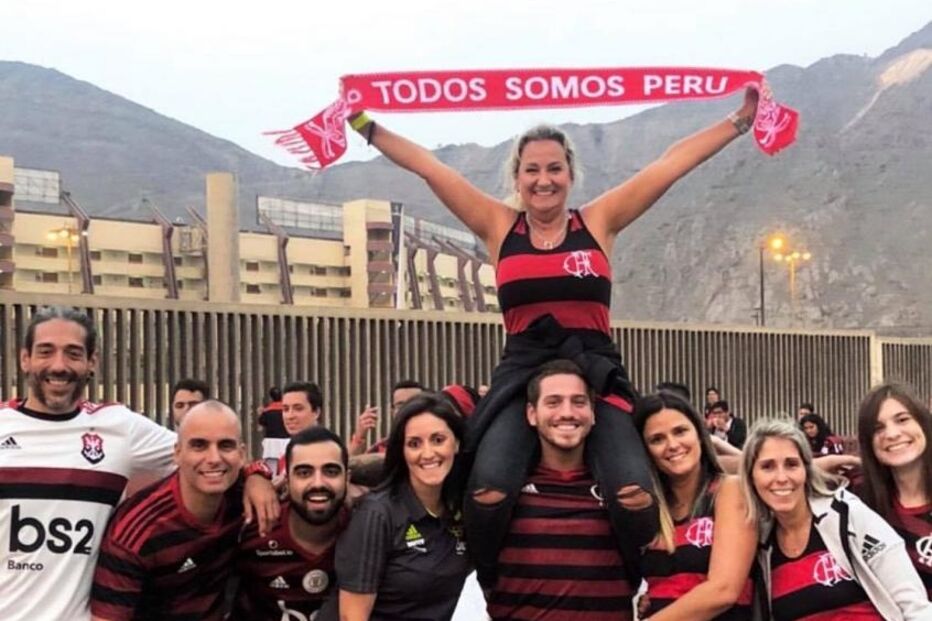 Jorge Jesus celebra Taça dos Libertadores com a mulher e o filho