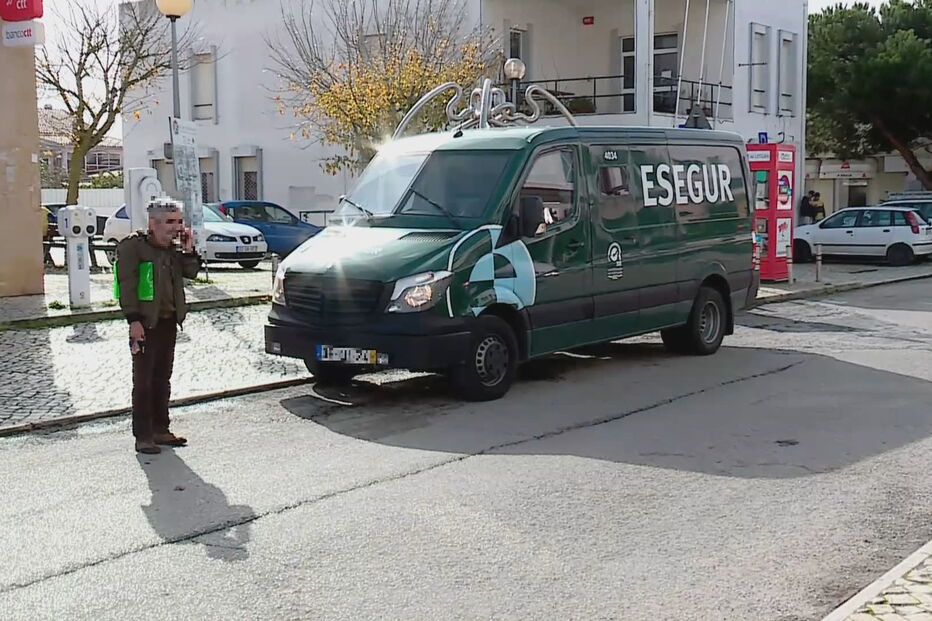 Dupla armada assalta carrinha de valores e coloca-se em fuga