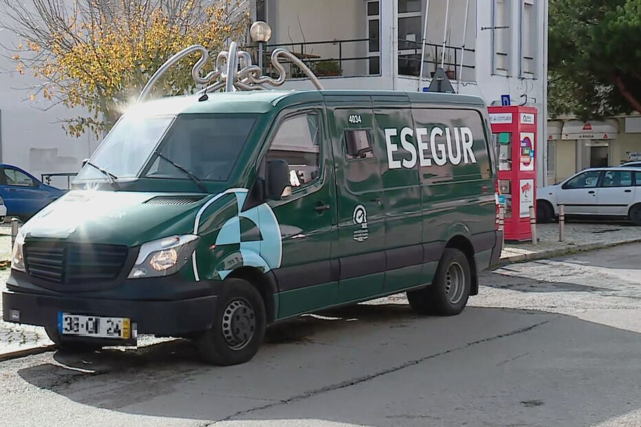 Dupla armada assalta carrinha de valores e coloca-se em fuga