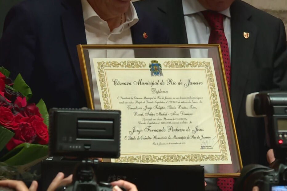 Jesus emocionado durante condecoração