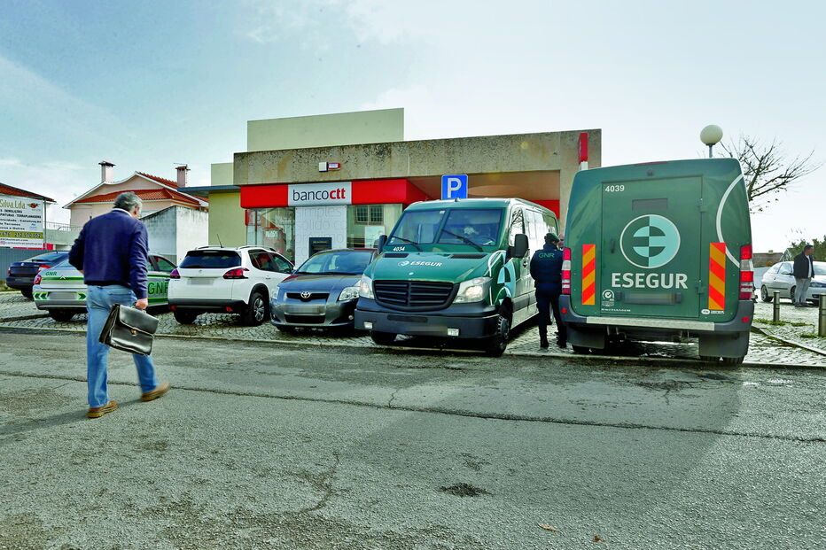 Roubo ocorreu junto aos CTT no centro da Charneca de Caparica  