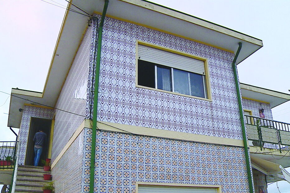 Ladrões arrombaram a porta da casa