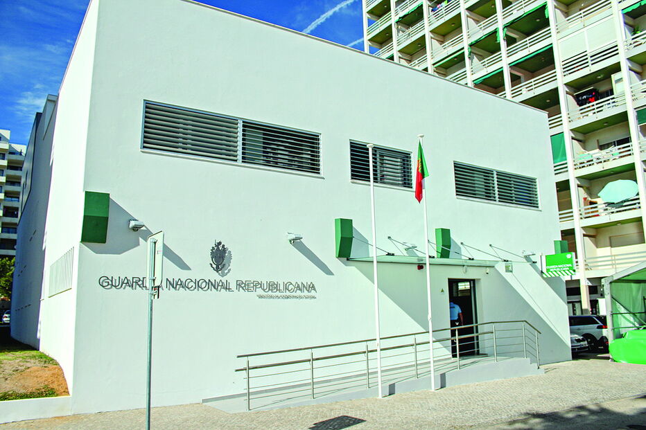 Suspeito foi intercetado por militares do Subdestacamento Territorial de Quarteira ainda na posse dos computadores 