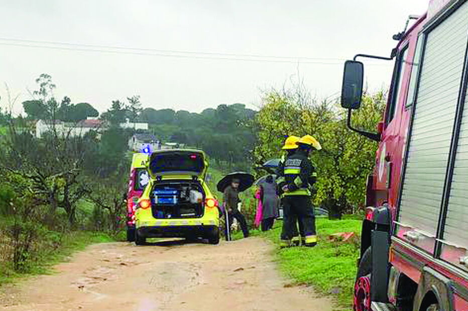 Mulher de 87 anos foi resgatada ontem de manhã. Ficou presa pelas pernas em arames quando caiu ao buraco