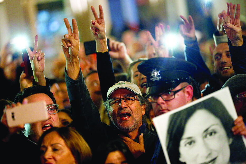 Populares exigem justiça pela morte de Daphne Caruana Galizia, assassinada há dois anos