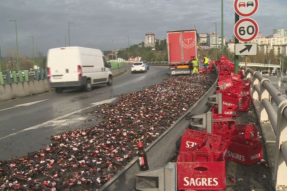 Carga que seguia no veículo pesado foi derramada na via	