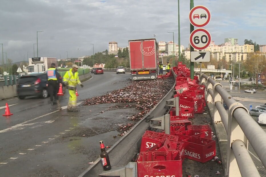Camião despista-se e deixa IC2 coberto de garrafas de cerveja em Coimbra