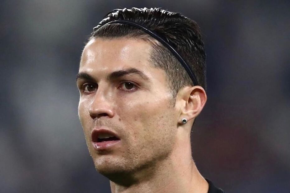 Cristiano Ronaldo joga com fita no cabelo