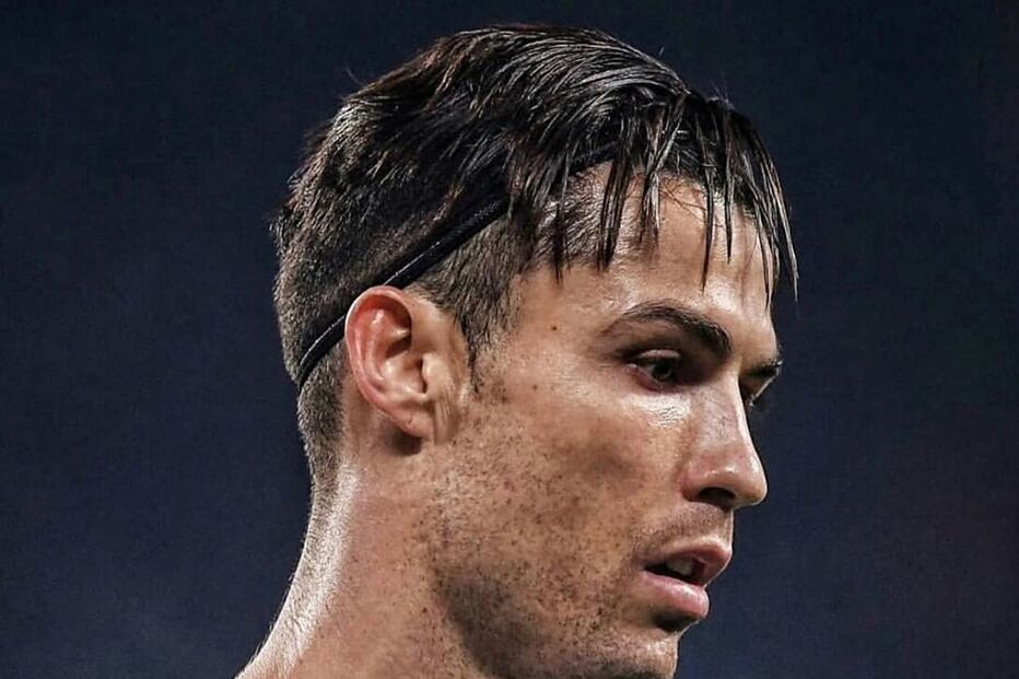Cristiano Ronaldo joga com fita no cabelo
