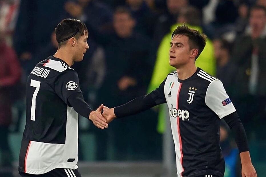 Cristiano Ronaldo joga com fita no cabelo