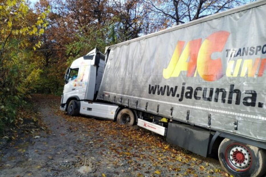 Camionista português tem camião atolado em Itália há seis dias