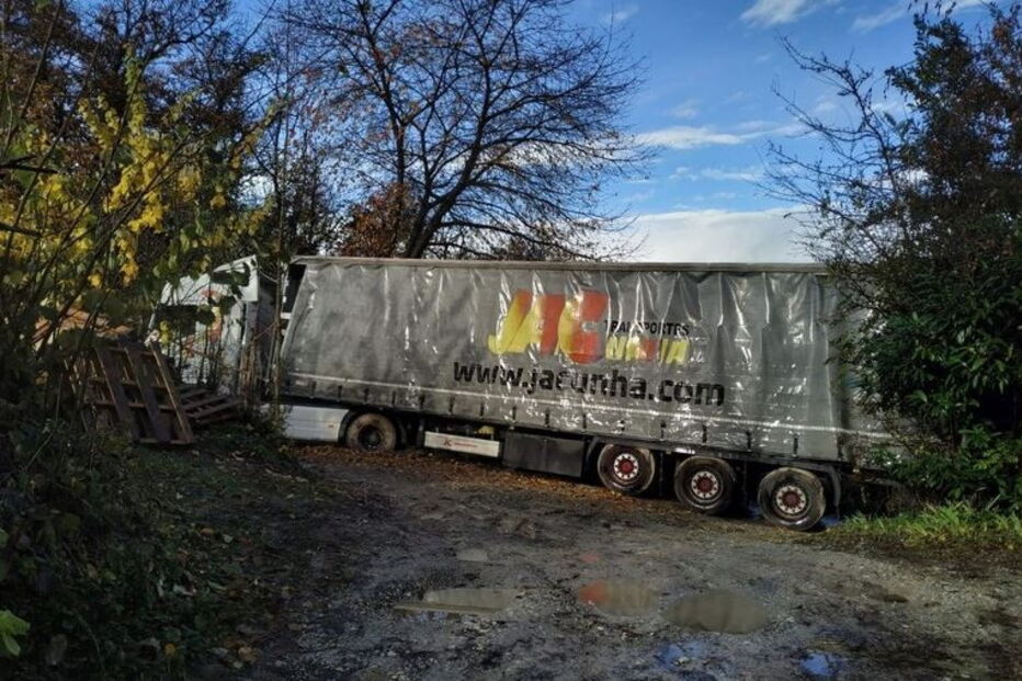 Camionista português tem camião atolado em Itália há seis dias