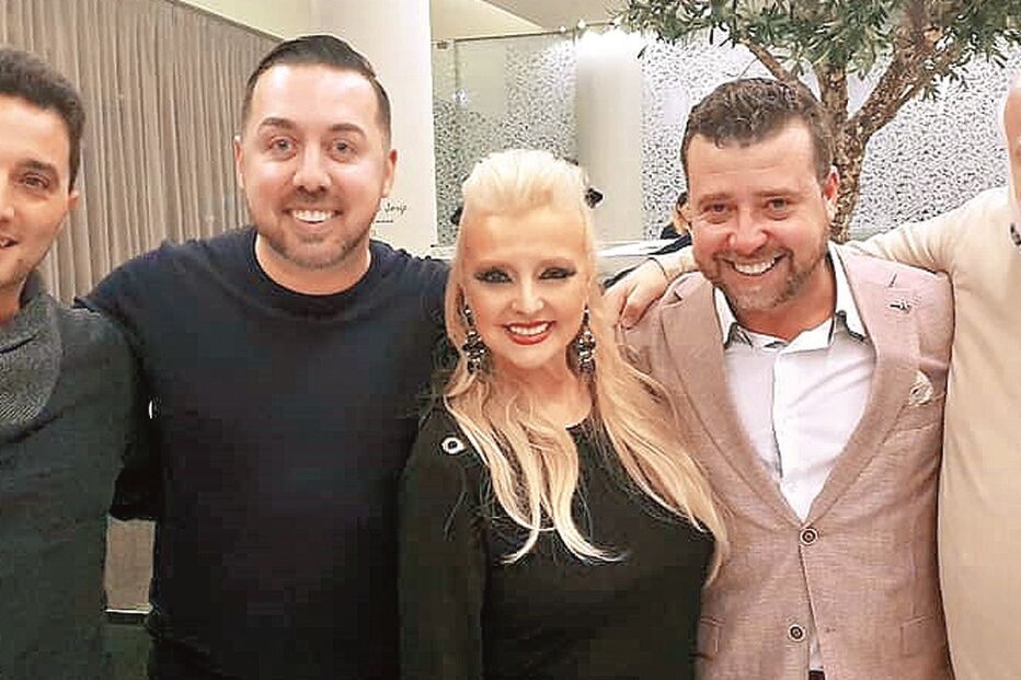 Filho de Ágata (à esquerda) condenado por violação diverte-se em festa 