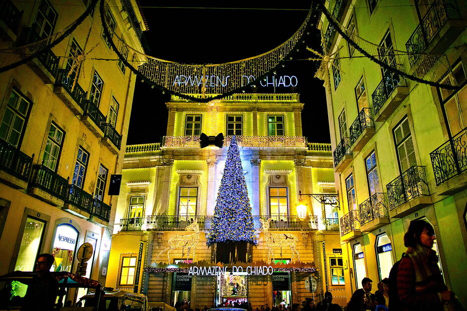 Os Armazéns do Chiado, em Lisboa, já estão iluminados e têm recebido locais e turistas que procuram comprar presentes