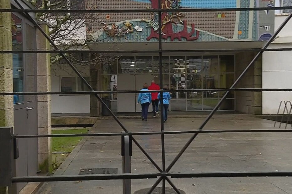 Funcionários em greve fecham escolas em todo o País