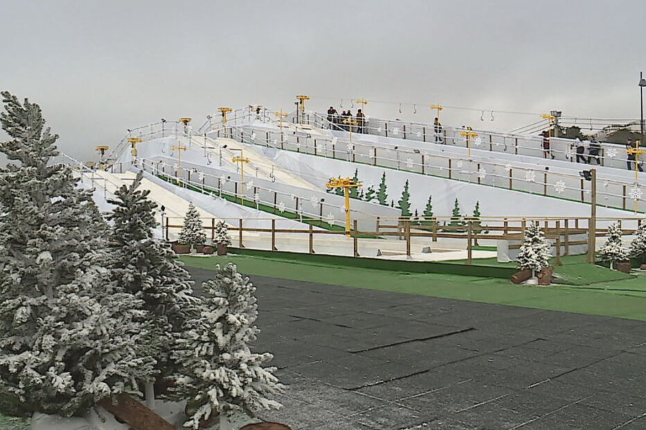 Passeio Marítimo de Algés acolhe parque temático de natal com neve