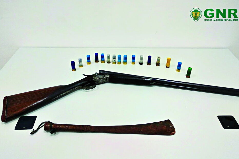 Militares da GNR apreenderam uma espingarda de caça, 16 cartuchos e uma catana durante uma busca domiciliária realizada na casa do suspeito, em Alte