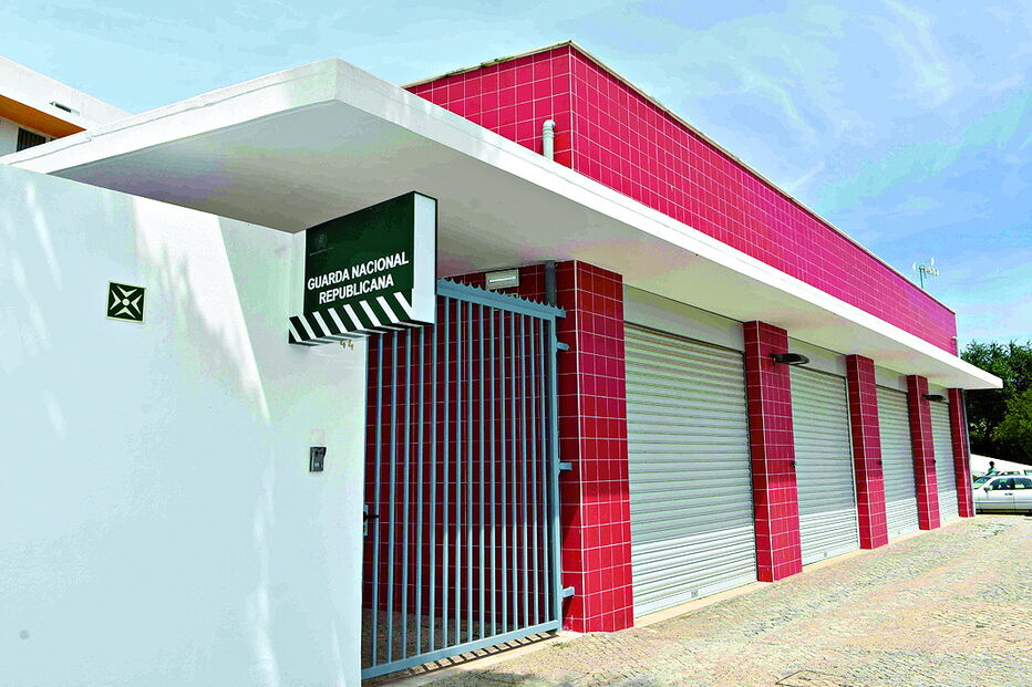 Militares da GNR apreenderam uma espingarda de caça, 16 cartuchos e uma catana durante uma busca domiciliária realizada na casa do suspeito, em Alte