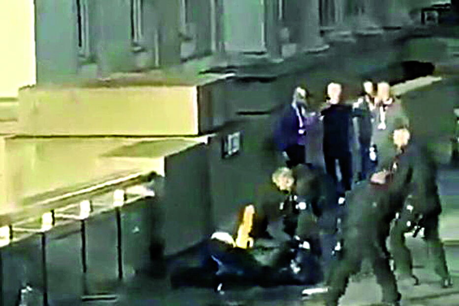 Terrorista foi imobilizado por populares até à chegada da polícia