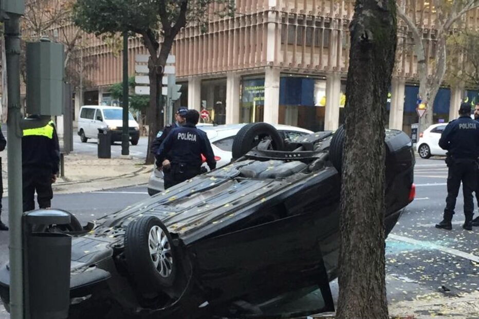 Acidente na Avenida da Liberdade em Lisboa faz um ferido e provoca congestionamentos no trânsito