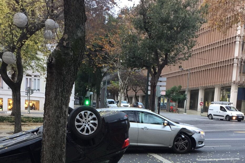 Acidente na Avenida da Liberdade em Lisboa faz um ferido e provoca congestionamentos no trânsito