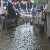 Mau tempo provoca inundação na célebre 'rua dos guarda-chuvas' em Águeda. Veja as imagens