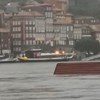 Contentor flutua nas águas do Rio Douro entre Porto e Gaia. Veja as imagens