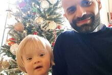 Pai solteiro e homossexual adota menina com Síndrome de Down rejeitada por 20 famílias