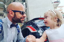 Pai solteiro e homossexual adota menina com Síndrome de Down rejeitada por 20 famílias