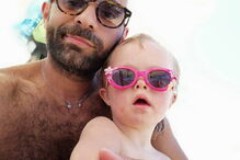 Pai solteiro e homossexual adota menina com Síndrome de Down rejeitada por 20 famílias