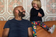 Pai solteiro e homossexual adota menina com Síndrome de Down rejeitada por 20 famílias