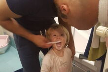 Pai solteiro e homossexual adota menina com Síndrome de Down rejeitada por 20 famílias