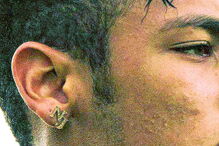 Jogador tem brinco com as suas iniciais, cravejado a diamantes, que custa 32 mil euros 