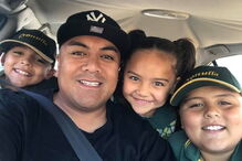 Pai gera polémica ao publicar fotografia a dar beijo na boca à filha de cinco anos