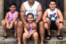 Pai gera polémica ao publicar fotografia a dar beijo na boca à filha de cinco anos