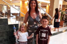 Isla Wilkinson com a mãe e o irmão