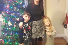 Isla Wilkinson com a mãe e o irmão