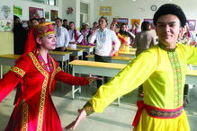 Uigures são sujeitos a programas de doutrinação forçada na prisão