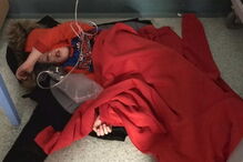 Menino de quatro anos com pneumonia forçado a dormir em chão de hospital por falta de camas