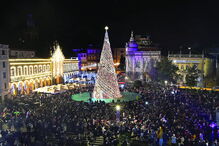  O município de Braga decidiu reforçar a decoração natalícia este ano. Para além da árvore de 16 metros na Arcada, há milhares de luzes nas ruas, praças e avenidas.